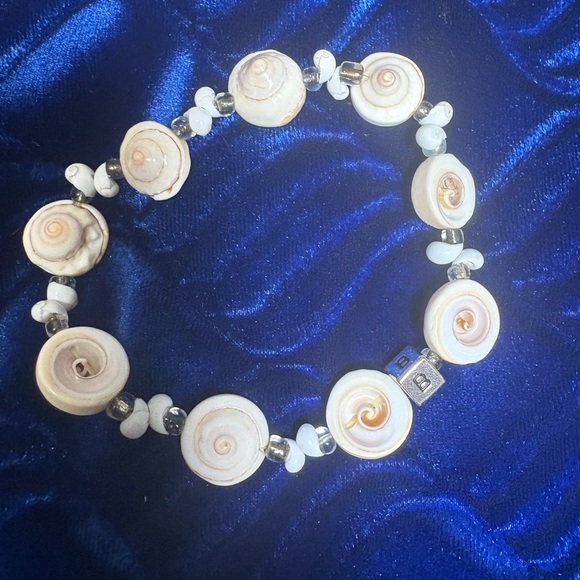 Very Pretty Delicate White Shell Stretch Bracelet. Measures 9inches unstretched. - Picture 2 of 16